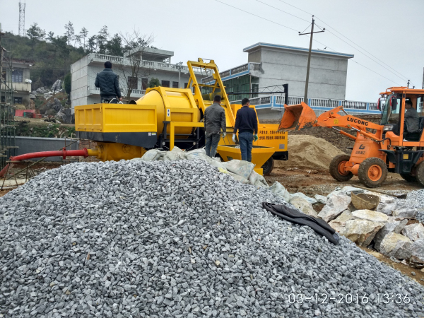 搅拌输送一体机湖南娄底工地现场铲车放入******斗料