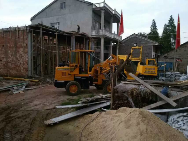 搅拌输送一体机湖北监利工地现场铲车上料
