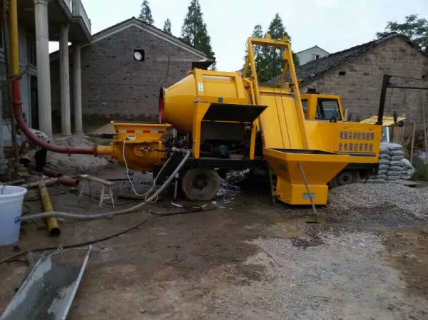 搅拌输送一体机湖北监利工地现场料斗提升