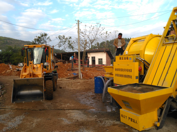 车载搅拌泵湖南永州工地现场技术人员操作