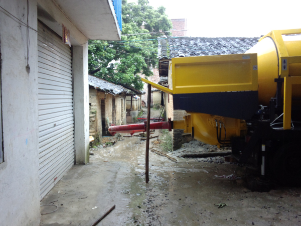 车载搅拌泵广东茂名工地现场出料口