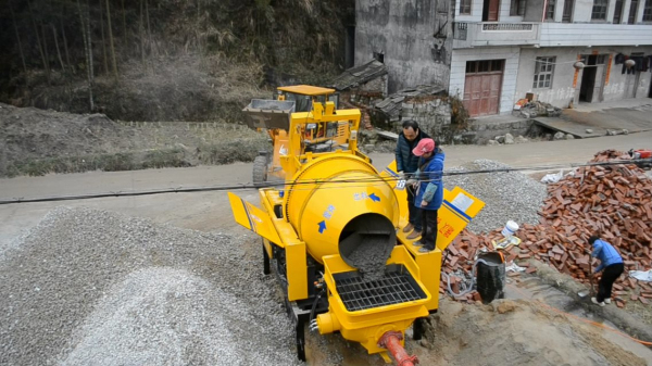 搅拌拖泵湖南邵阳工地现场指导看料