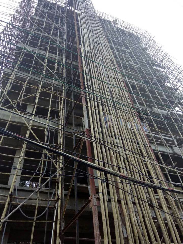 搅拌输送一体机广西北海工地现场仰视高层视角