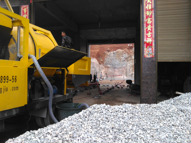 车载搅拌泵大口径加水水管，每秒可加6.5公斤水，大大加快搅拌速度
