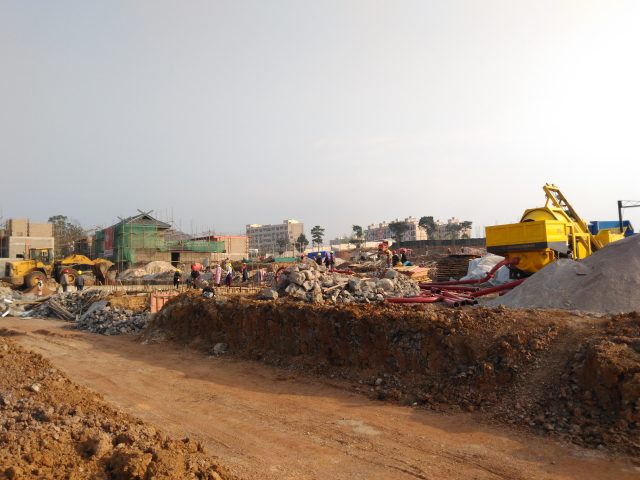 这里即将建起一栋一栋的高楼，车载搅拌泵浇筑了每一方混凝土