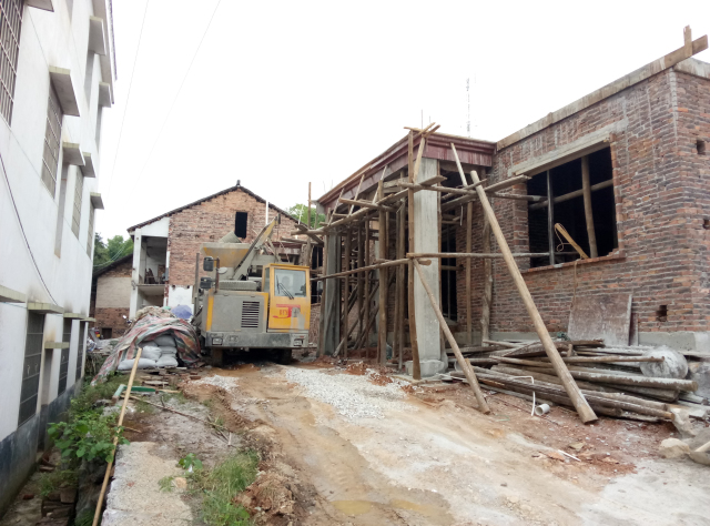 车载搅拌泵湖南施工现场施工完成，水桶直接放在料斗内，方便快捷！