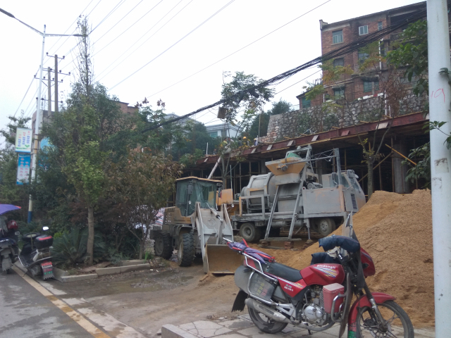 车载搅拌泵云南施工现场大楼面施工，施工区域再小车载搅拌泵也能轻松驶入。